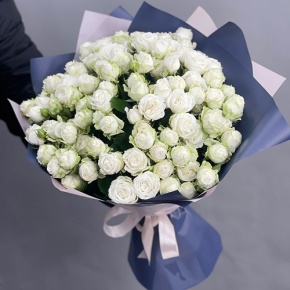 Букет из 25 кустовых пионовидных белых роз (60 см) в Красноармейске