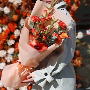 Букет "На закате дня" из гладиолусов, калл, гиперикума и диантусов в Красноармейске