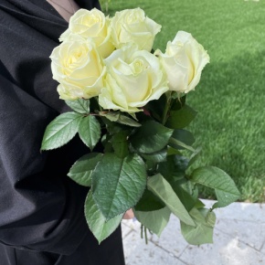 Букет из 5 белых роз (70 см) в Красноармейске