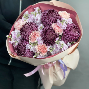 Букет "Софи" из хризантем Бигоуди, диантусов и ароматных маттиол в Красноармейске