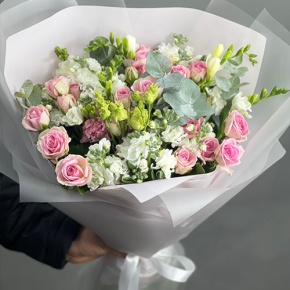 Букет "Особый случай " из ароматных маттиол, фрезий и кустовых роз в Красноармейске