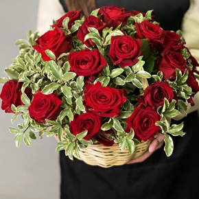 Композиция в корзине "Евгения" из 25 роз и питаспорума в Красноармейске
