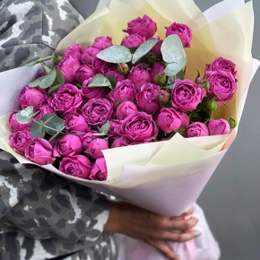 Букет "Малиновый бисквит" из кустовых и пионовидных роз и эвкалипта в Красноармейске