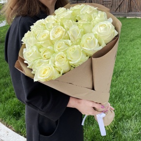 Букет из 25 белых роз в крафте (70 см) в Красноармейске