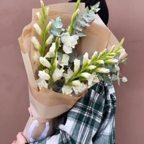 Букет из 5 белых гладиолусов и эвкалипта в Красноармейске