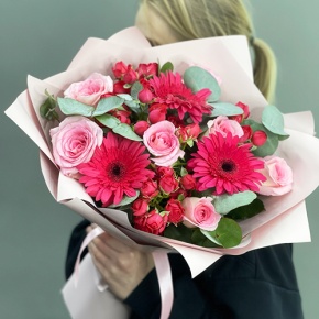 Букет "Маджента" из микса роз, гербер и эвкалипта в Красноармейске