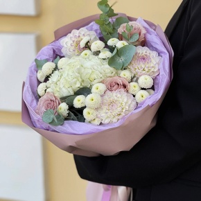 Букет "Динь" из георгин, хризантем сантини, эвкалипта, роз и гортензии в Красноармейске