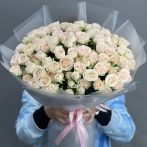 Букет из 35 кремовых кустовых роз (50 см) в Красноармейске