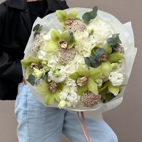 Букет "Эдем" из гортензии, орхидей, эустом, эвкалипта и озатамнуса в Красноармейске