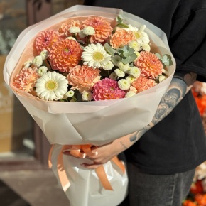 Букет "Персиковый латте" из георгин, диантусов, гербер и хризантем сантини в Красноармейске