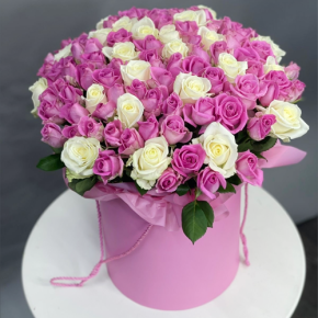 Композиция в шляпной коробке из 151 розы кения микс в Красноармейске