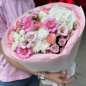 Букет "Розовые облака" из хризантемы, кустовых роз, диантусов, гортензии и эустом в Красноармейске