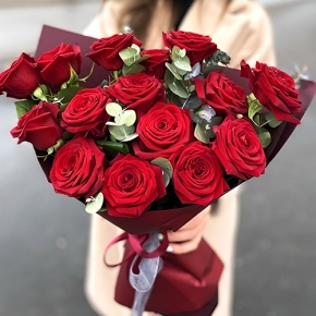 Букет 15 красных роз с эвкалиптом (50 см) в Красноармейске