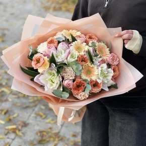 Букет "Лиссабон" из пионовидных роз, поновидных лилий и гербер  в Красноармейске