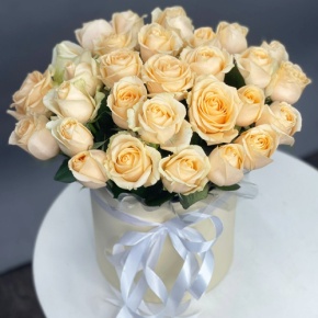 Композиция в шляпной коробке из 35 кремовых кенийских роз в Красноармейске