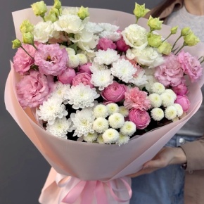 Букет "Задыхаюсь от нежности" из хризантемы, кустовых пионовидных роз, диантусов и эустом в Красноармейске