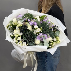 Букет "Ночное рандеву" из брассики, ягод вибирнума, роз, эустом, ароматных маттиол и гиперикума в Красноармейске