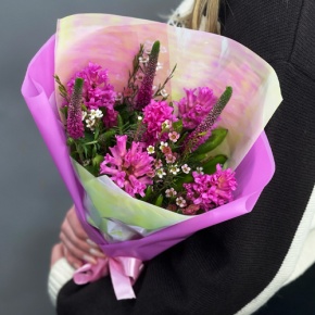Букет "Вспышка" из гиацинтов, хамелациума и вероники в Красноармейске