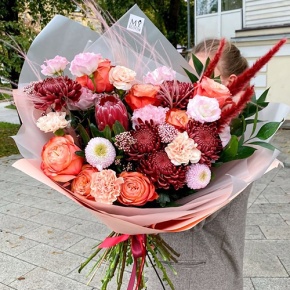 Букет "Каркаде" из хризантем Бигоуди и Момоко, роз Эквадор Кахала, озатамнуса,  эустом, протеи, и диантусов в Красноармейске