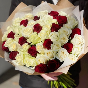 Букет 51 белая и красная роза (50 см) в Красноармейске