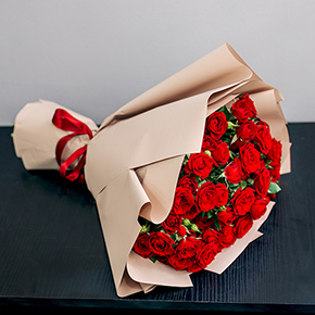 Букет 15 кустовых красных роз в Красноармейске