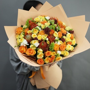 Букет "Осенние грёзы" из лейко, роз, фрезий, скиммии, молюцеллы и лейко в Красноармейске