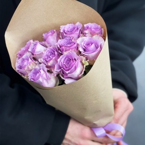 Букет из 11 лиловых роз в крафте (40 см) в Красноармейске