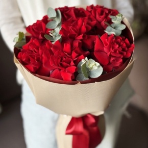 Букет "Красная пантера" из 7 роз Эквадор и эвкалипта в Красноармейске