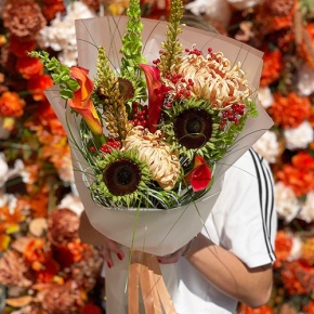 Букет "Фиеста" из подсолнуха экзотик, калины, хризантем Виена, калл, моллюцелл и эремуруса в Красноармейске