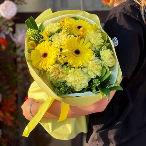 Букет "Солнечная пора" из гербер, альстромерий, скиммии и диантусов в Красноармейске