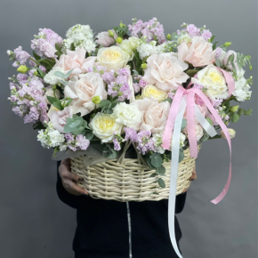 Композиция в корзине из роз Эквадор и ароматных маттиол в Красноармейске