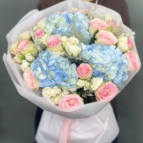 Букет "Легкий ветерок" из роз, конифера и гортензий в Красноармейске