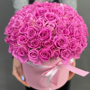 Композиция в шляпной коробке из 71 кенийской розы в Красноармейске