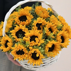 Композиция в корзине из 29 подсолнухов в Красноармейске