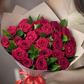 Букет из 25 красных роз и рускуса (50 см) в Красноармейске
