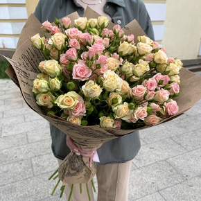 Букет из 19 кустовых роз в крафте (60 см) в Красноармейске