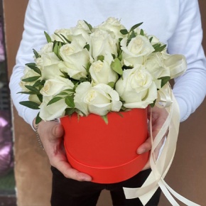 Композиция в шляпной коробке из 25 белых роз в Красноармейске