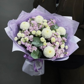 Букет "Ванила" из хризантем сантини, Момоко, эвкалипта и ароматных маттиол в Красноармейске