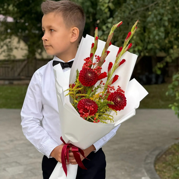 Букет на 1 сентября с красными гладиолусами, георгинами и калиной в Красноармейске
