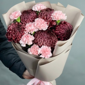 Букет из хризантем Бигоуди и розовых диантусов в Красноармейске