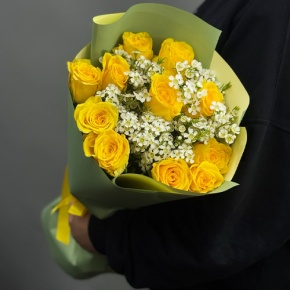 Букет "Нотка счастья" из лимонных роз и хамелациума (40 см) в Красноармейске