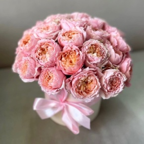 Композиция в шляпной коробке из кустовой пионовидной розы Джульетта в Красноармейске