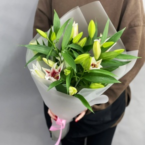 Монобукет из 3 бело-розовых лилий в Красноармейске