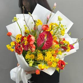 Букет с кустовыми ранункулюсами, антуриумом, тюльпанами и нарциссами в Красноармейске