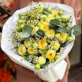 Букет "Иветта" из лимонных пионовидных кустовых роз и ромашек в Красноармейске