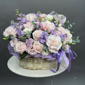 Композиция в корзине из французских роз и ароматных маттиол в Красноармейске