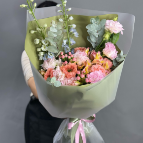 Букет "Таинственное очарование" из мазровых роз Риджентс парк, гиперикума, альстромерий, эустом и дельфиниума в Красноармейске