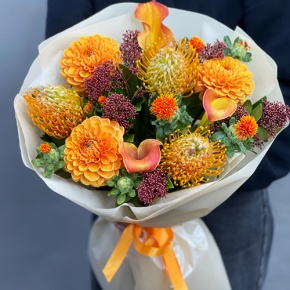 Букет "Пейзажи Левитана" из калл, лейко, георгин, скиммии и занзибара в Красноармейске