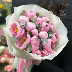 Букет из 15 лососевых пионов с эвкалиптом в Красноармейске