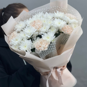 Букет из хризантем и диантусов пудра в Красноармейске